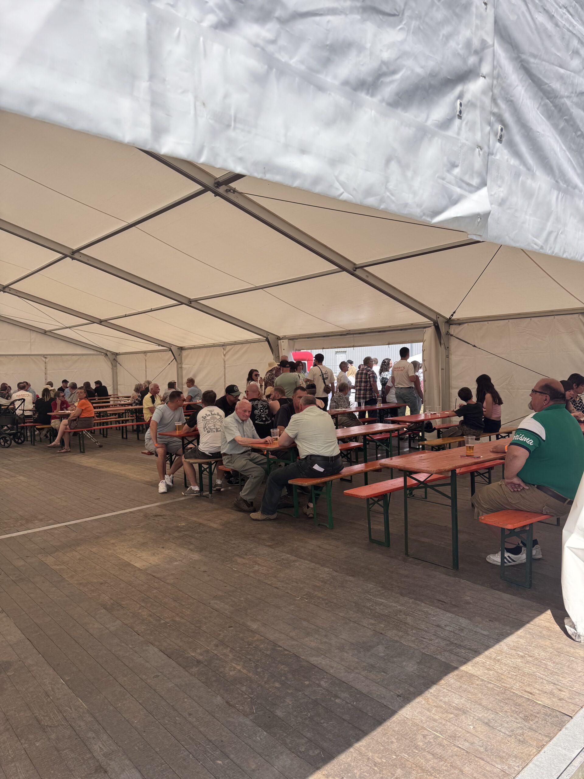Festzelt mit Bierzeltgarnituren und Gästen