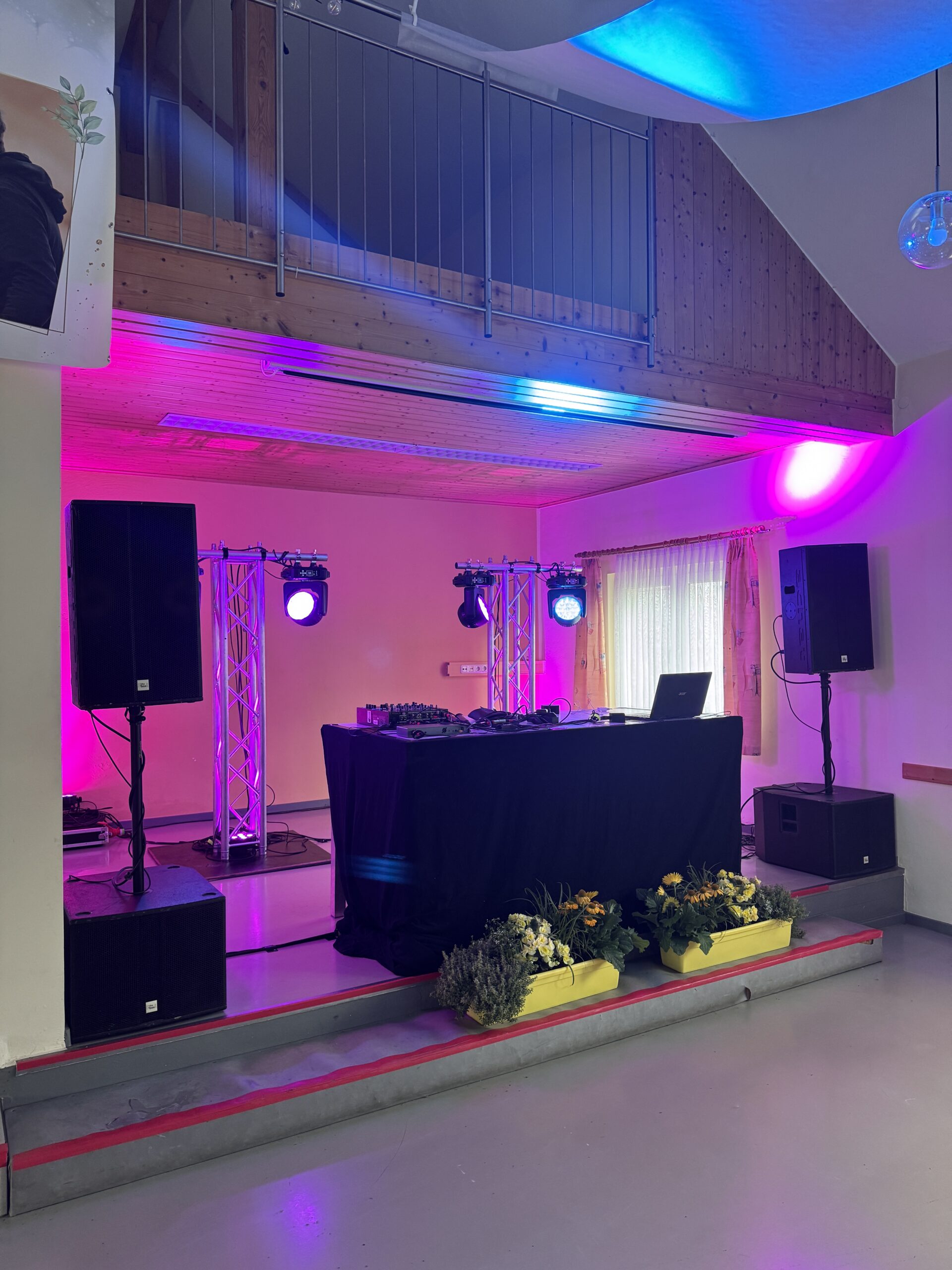 DJ-Pult mit Lautsprechern und Licht