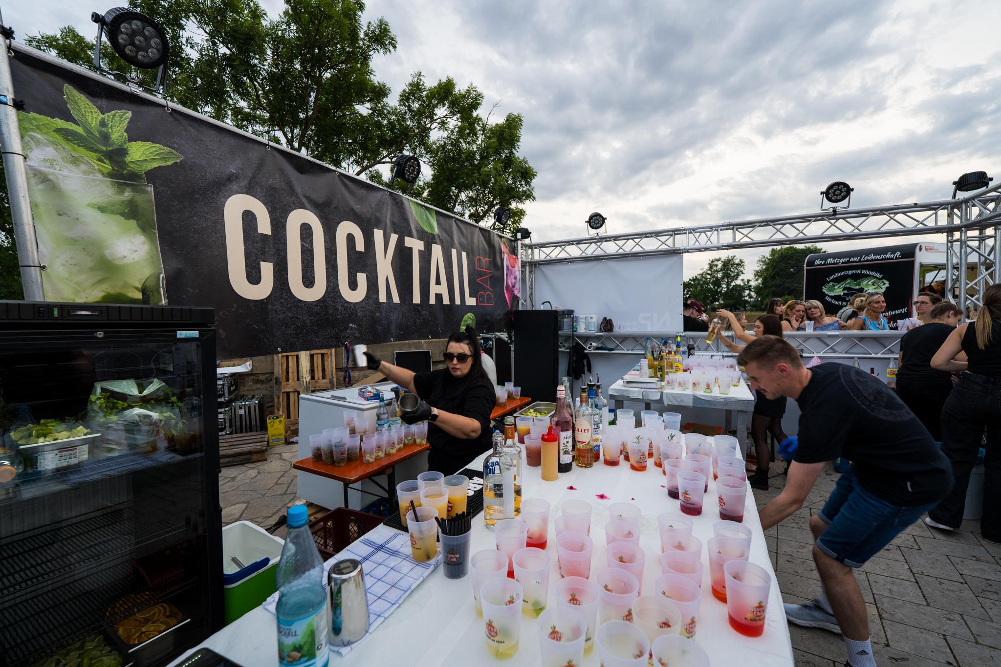 Mobile Cocktailbar mit Barkeepern bei einem Sommerfest