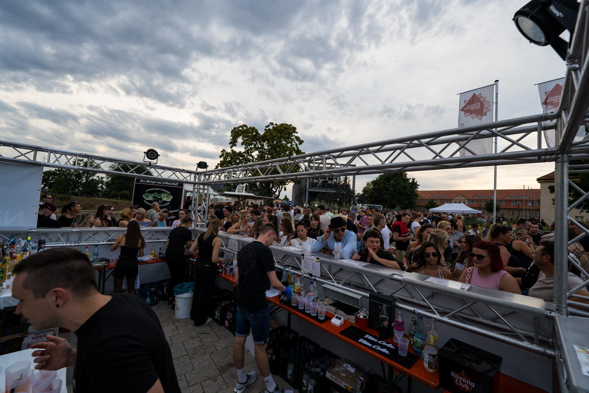 Open-Air mit Traversen-Bar und vielen Besuchern