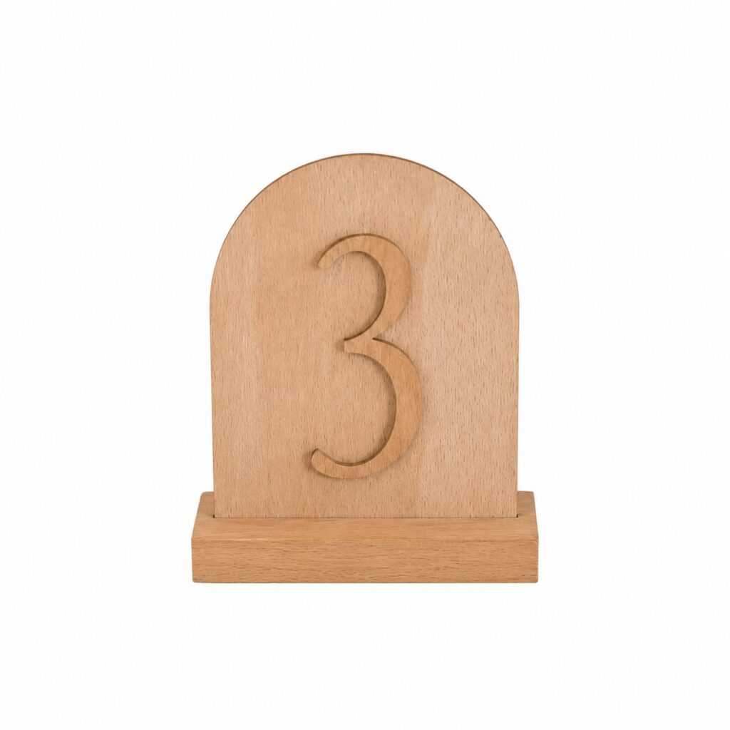 Tischnummer aus Holz, freigestellt