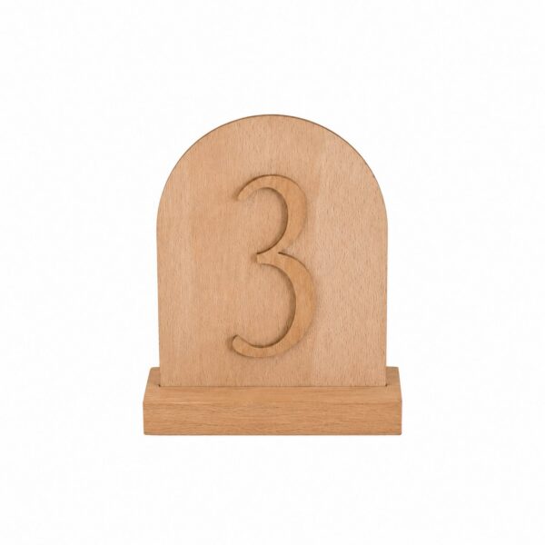 Tischnummer aus Holz, freigestellt