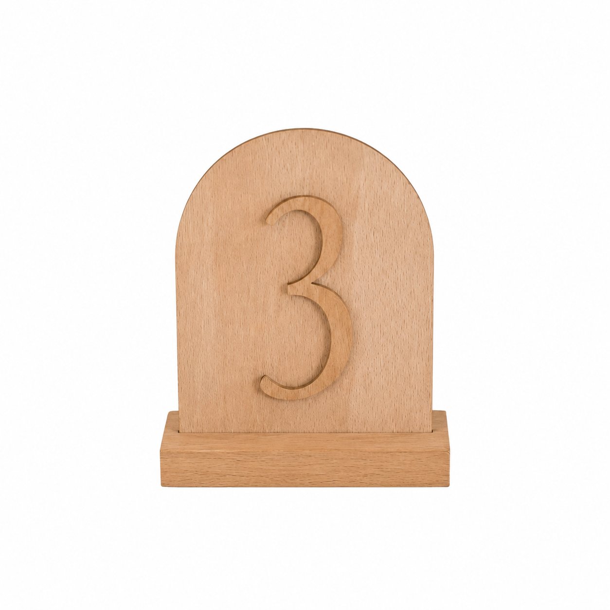 Tischnummer aus Holz, freigestellt
