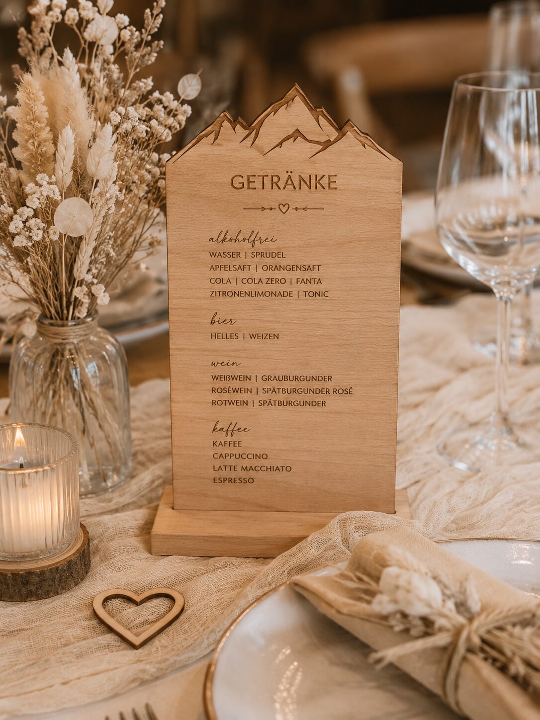 Getränkekarte auf Naturpapier neben Kerzen auf einem Hochzeitstisch