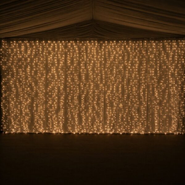 Warmweißer Lichtervorhang als Rückwand im Festzelt