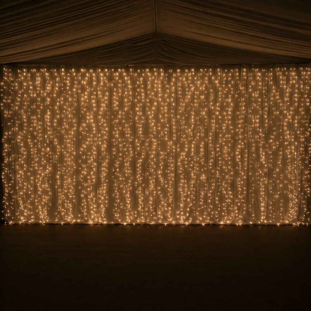 Warmweißer Lichtervorhang als Rückwand im Festzelt