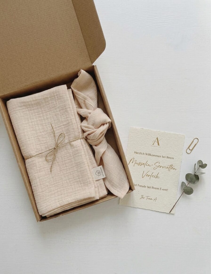 Helle Musselinserviette mit Serviettenring auf einem Hochzeitsteller â Ansicht 2