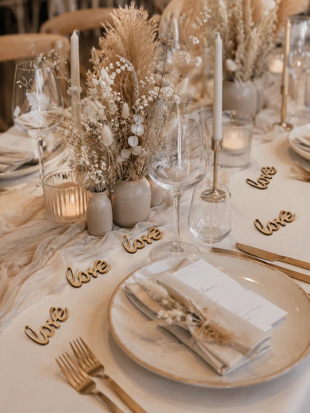 Streudeko aus hellem Holz auf einem Hochzeitstisch