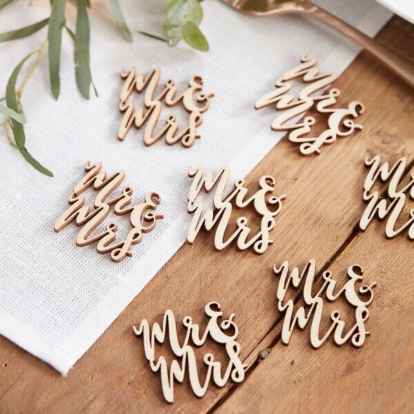 Streudeko aus hellem Holz auf einem Hochzeitstisch â Ansicht 2