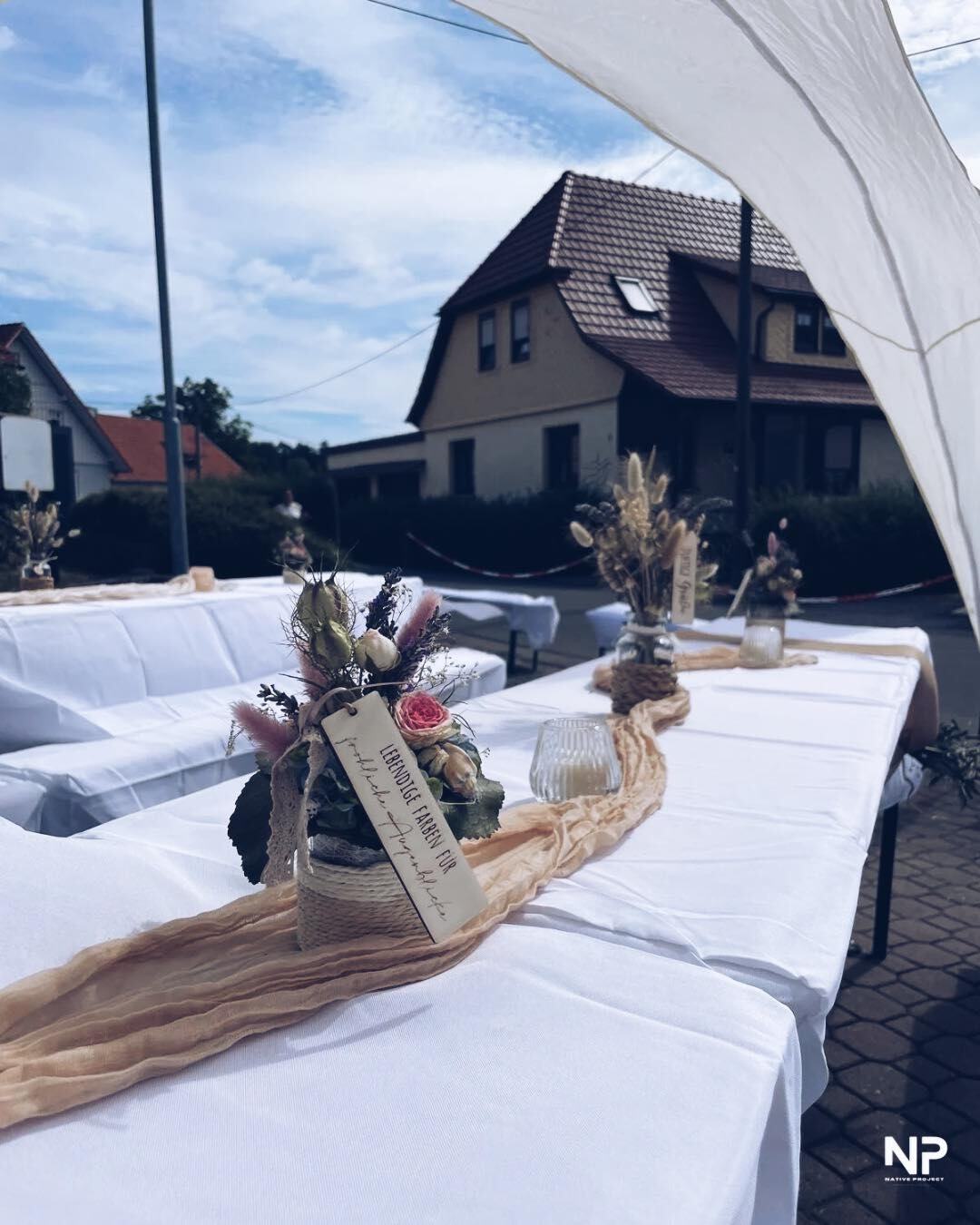 Stehtische mit Hussen im Barbereich unter dem Sonnensegel
