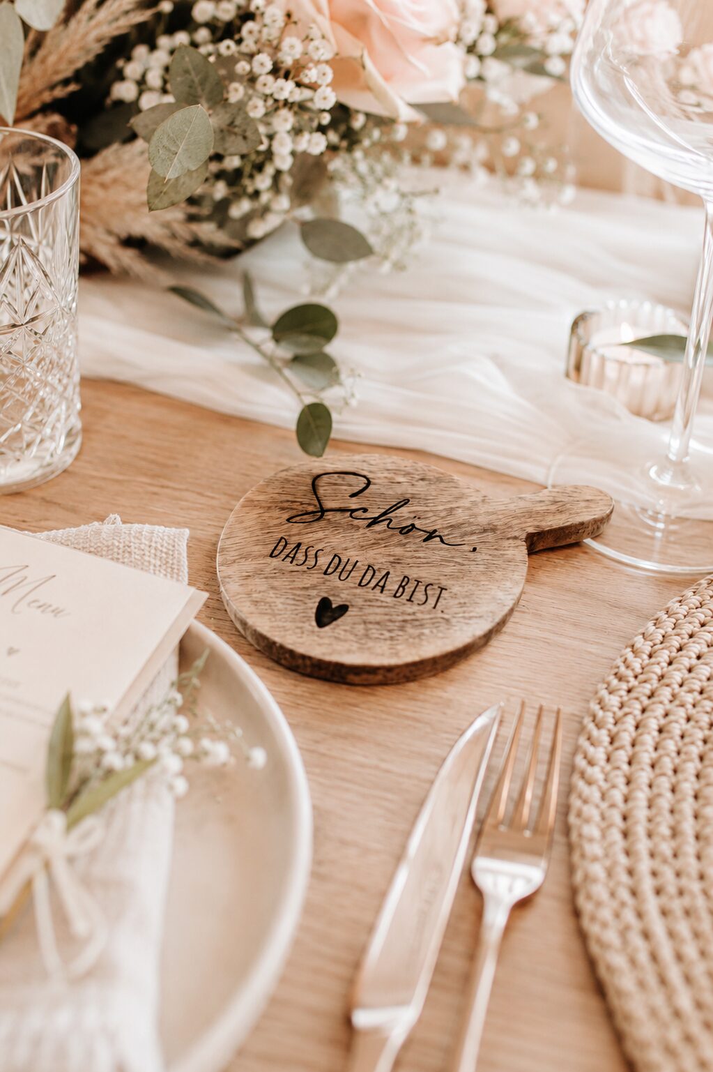 Runder Untersetzer aus Mangoholz auf einem gedeckten Hochzeitstisch